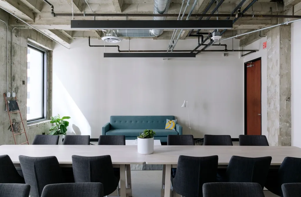 Espacio de cowork con mesas de trabajo (imagen referencial)
